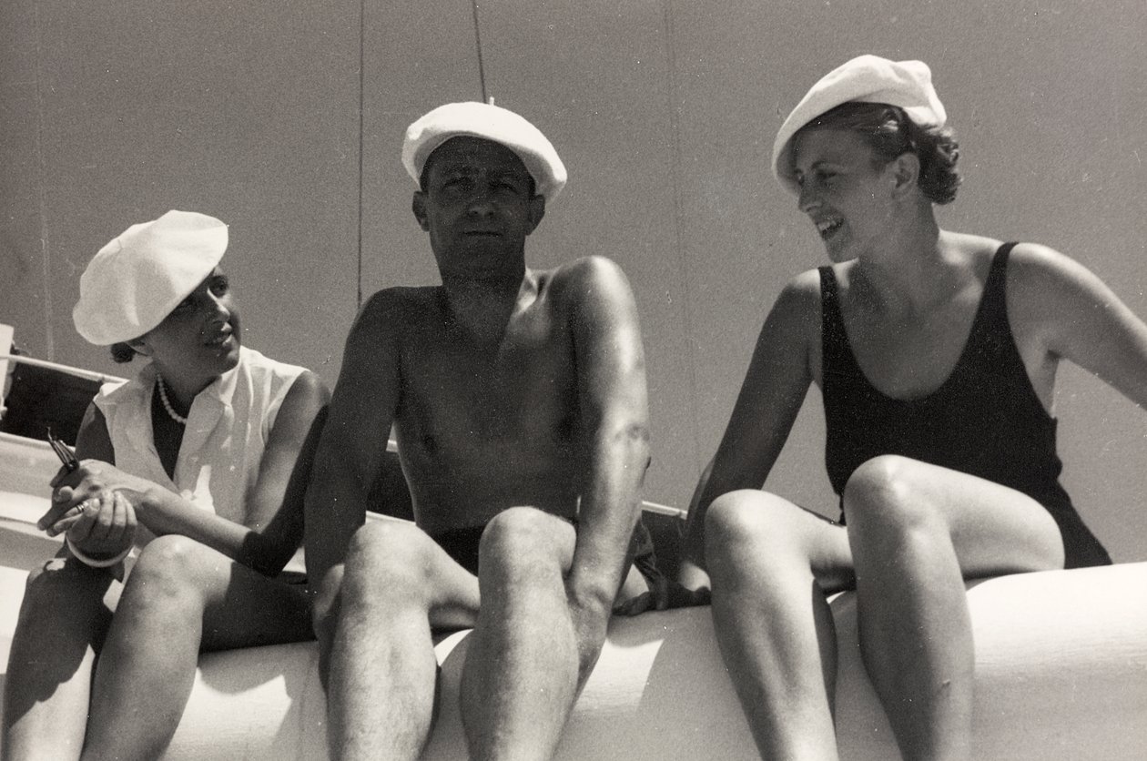 Pasażerowie na pokładzie statku wycieczkowego "Oceania", z albumu "At the Edge of Oceania 28th July to 10th August 1935". autorstwa Vincenzo Balocchi