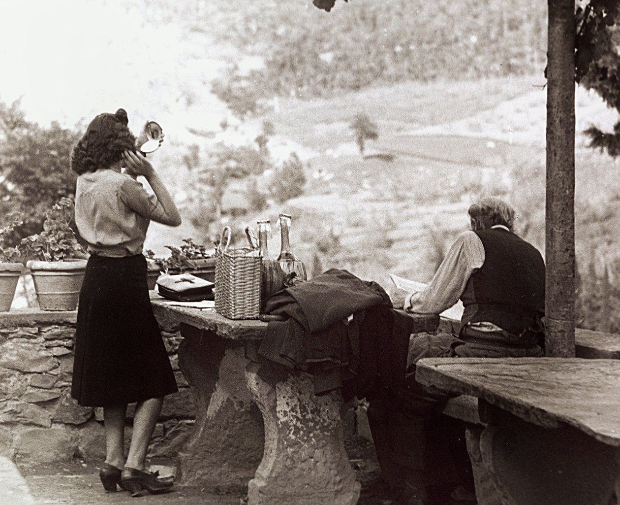Ludzie podczas pikniku, ok. 1955-60 (zdjęcie czarno-białe) autorstwa Vincenzo Balocchi