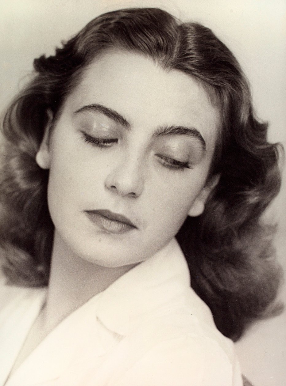 Portret młodej kobiety, ok. 1940 r. (zdjęcie czarno-białe) autorstwa Vincenzo Balocchi