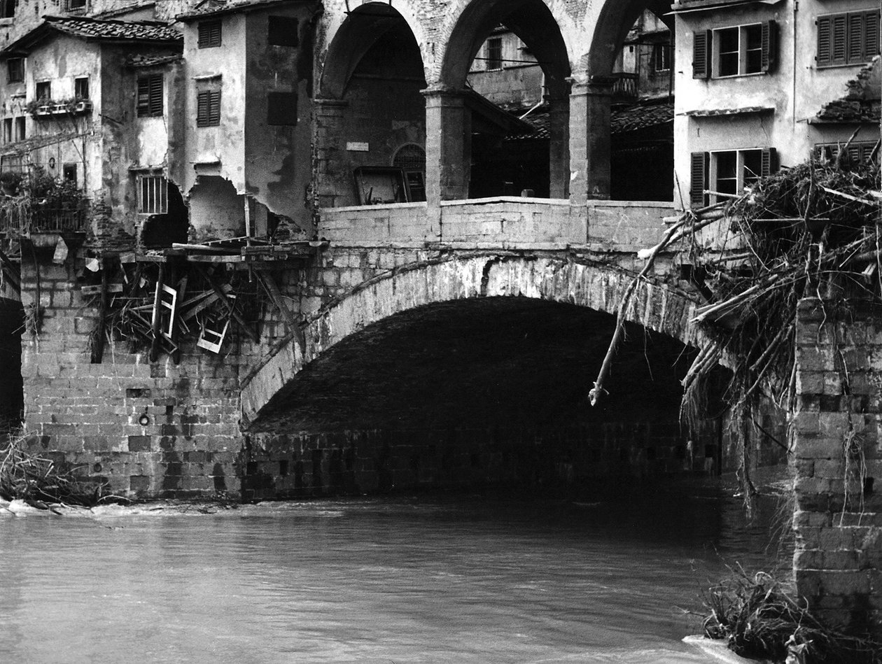 Ponte Vecchio w połowie zniszczony po powodzi we Florencji autorstwa Vincenzo Balocchi