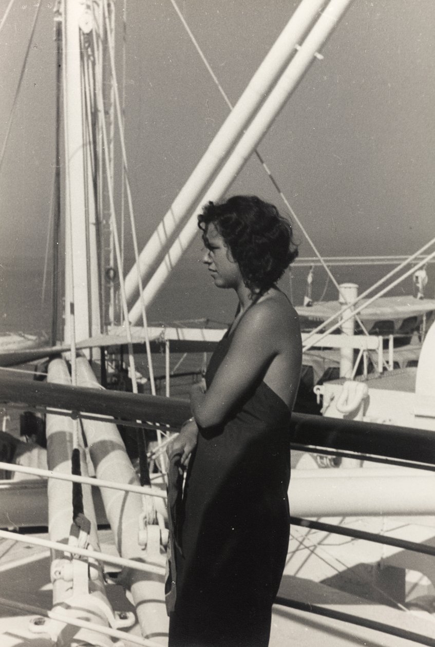 Kobieta na pokładzie statku wycieczkowego "Oceania", z albumu "At the Edge of Oceania 28th July to 10th August 1935". autorstwa Vincenzo Balocchi