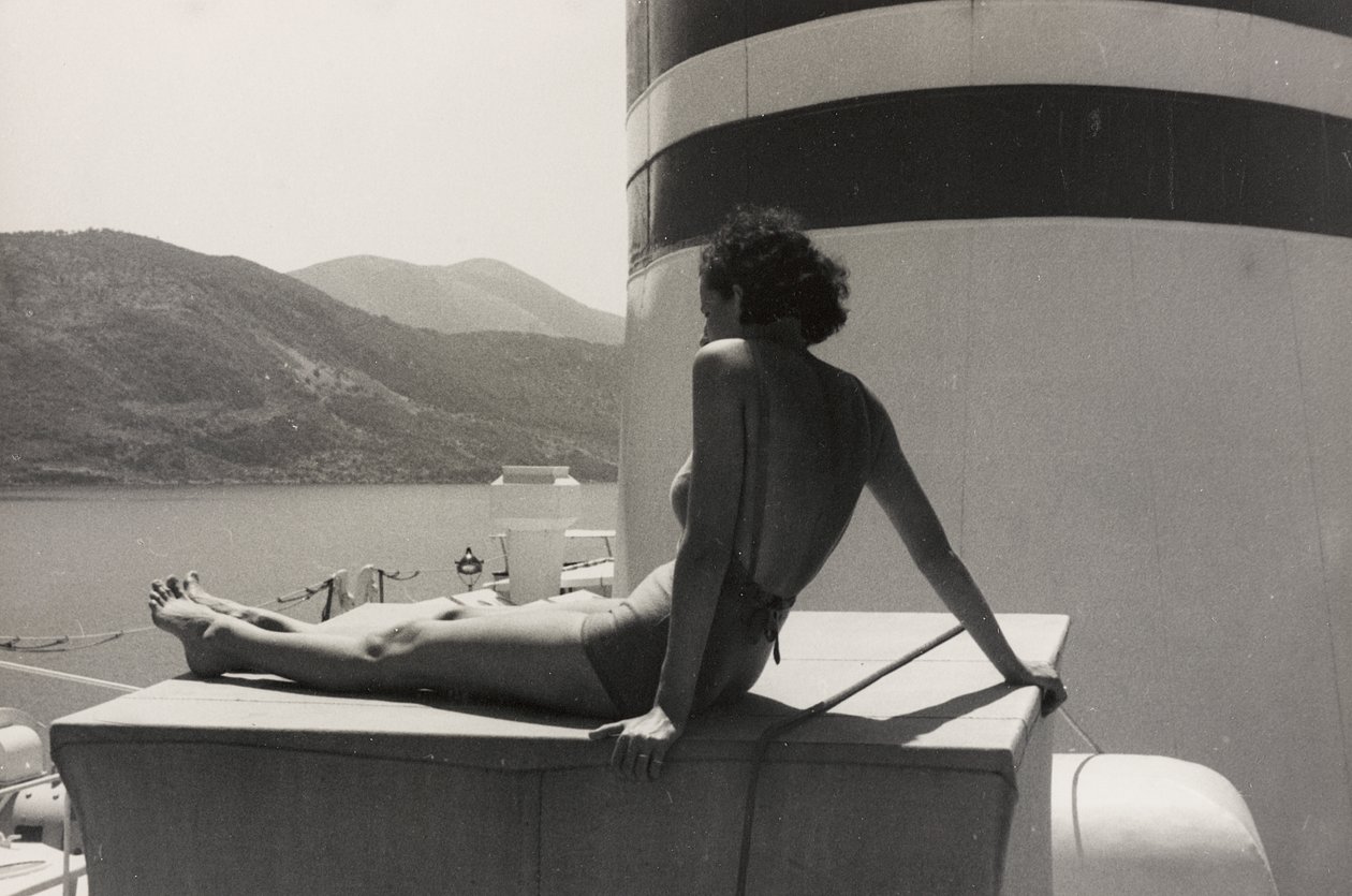 Kobieta na pokładzie statku wycieczkowego "Oceania", z albumu "At the Edge of Oceania 28th July to 10th August 1935". autorstwa Vincenzo Balocchi