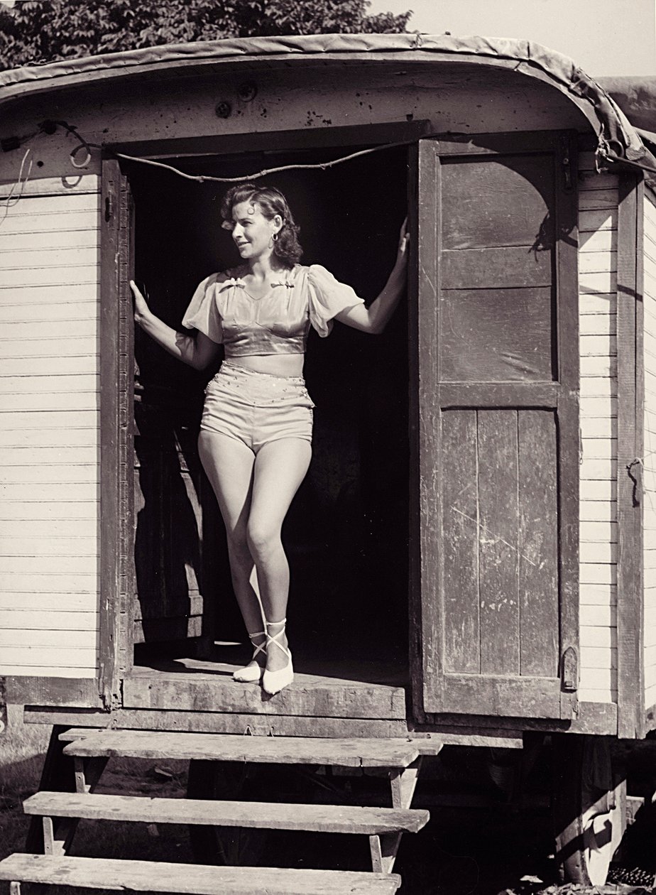 Młoda kobieta na wozie cyrkowym, ok. 1960 r. (zdjęcie czarno-białe) autorstwa Vincenzo Balocchi