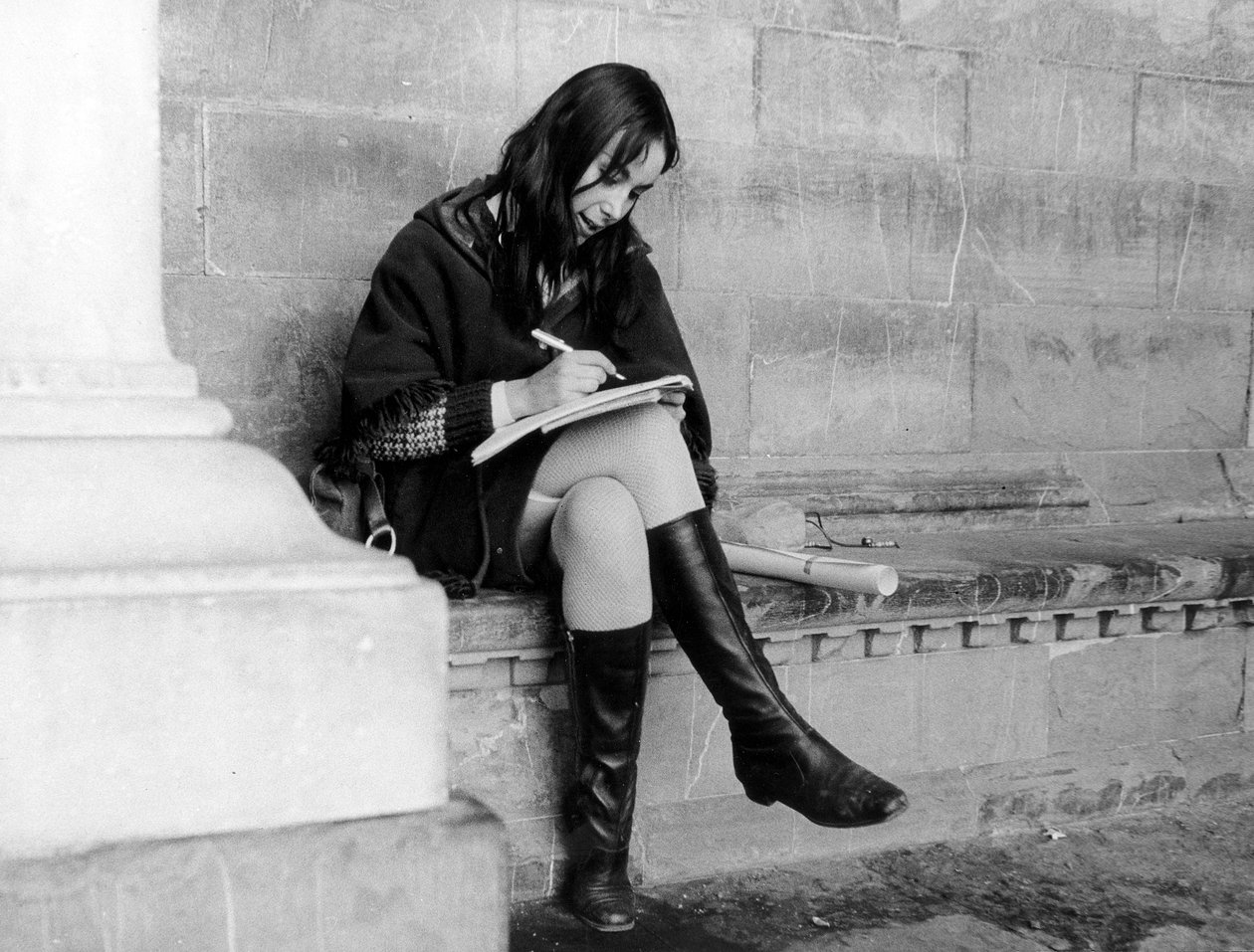 Młoda kobieta pisząca pod Loggia del Lanzi we Florencji, ok. 1965 r. (zdjęcie czarno-białe) autorstwa Vincenzo Balocchi