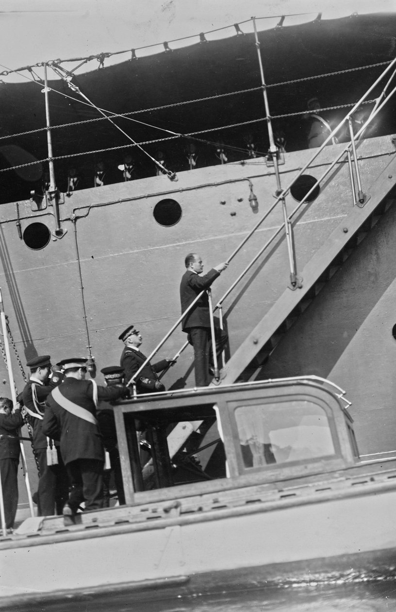 Album "Duce": Benito Mussolini w cywilnym ubraniu na drabinie statku Real Ferruccio w porcie Gaeta (zdjęcie czarno-białe) autorstwa Vincenzo Pignatiello