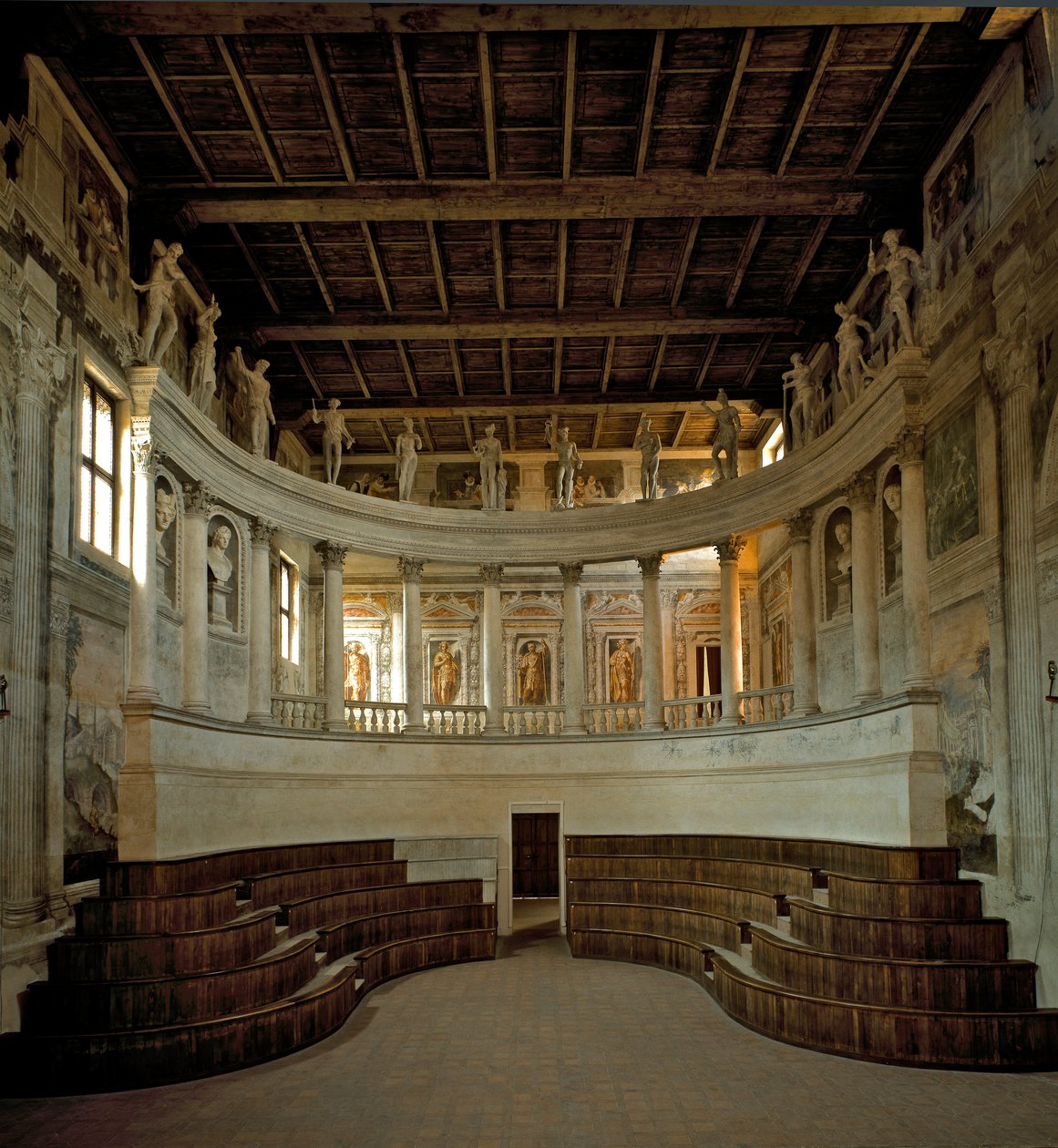 Architektura renesansowa: widok na Teatr Olimpijski (teatro olimpico) zaprojektowany przez architekta Vincenzo Scamozzi (1552-1616) 1588-1590 Sabbioneta, Włochy autorstwa Vincenzo Scamozzi