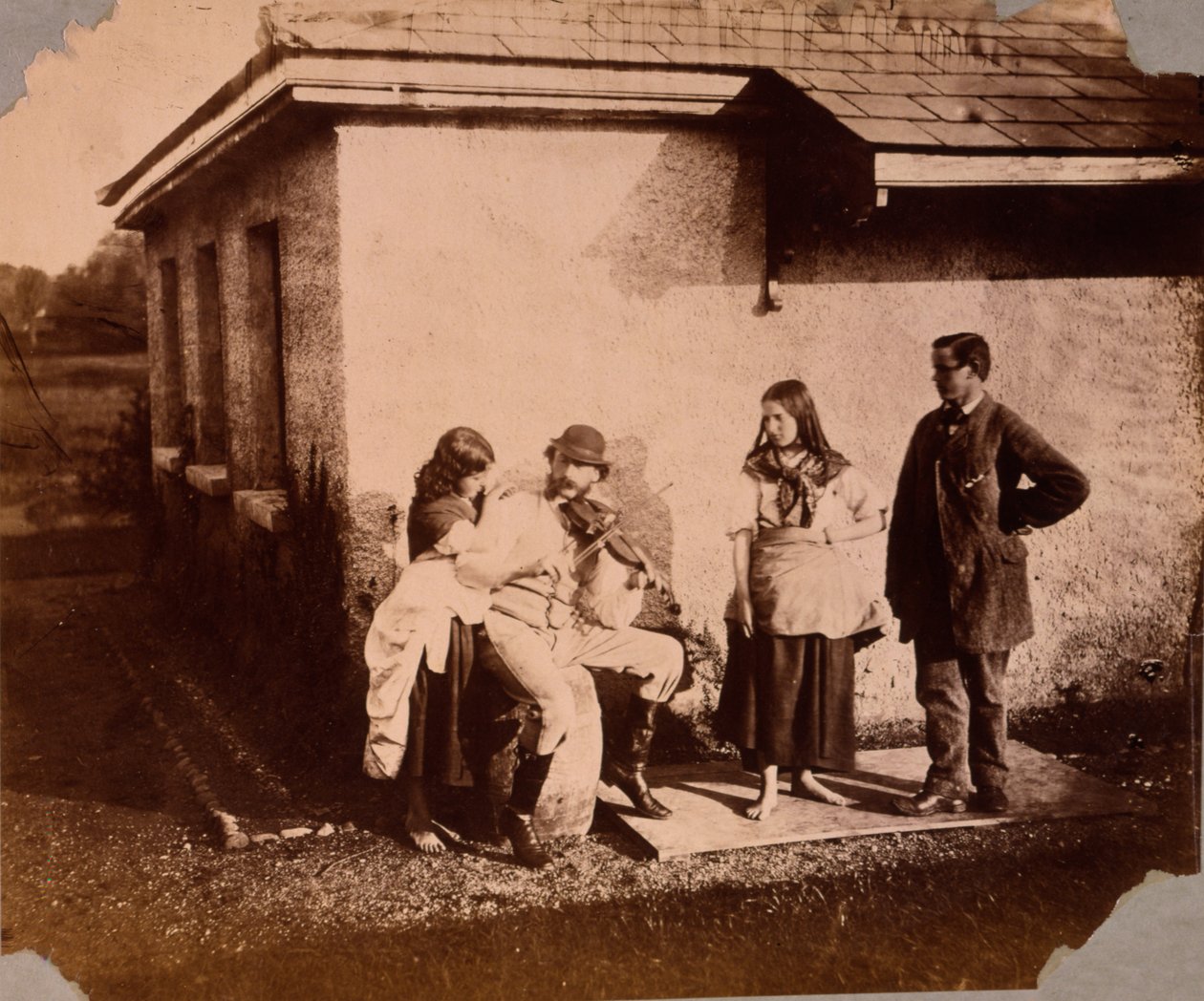 Dzieci słuchają mężczyzny grającego na skrzypcach, ok. 1859-61 autorstwa Viscountess Hawarden