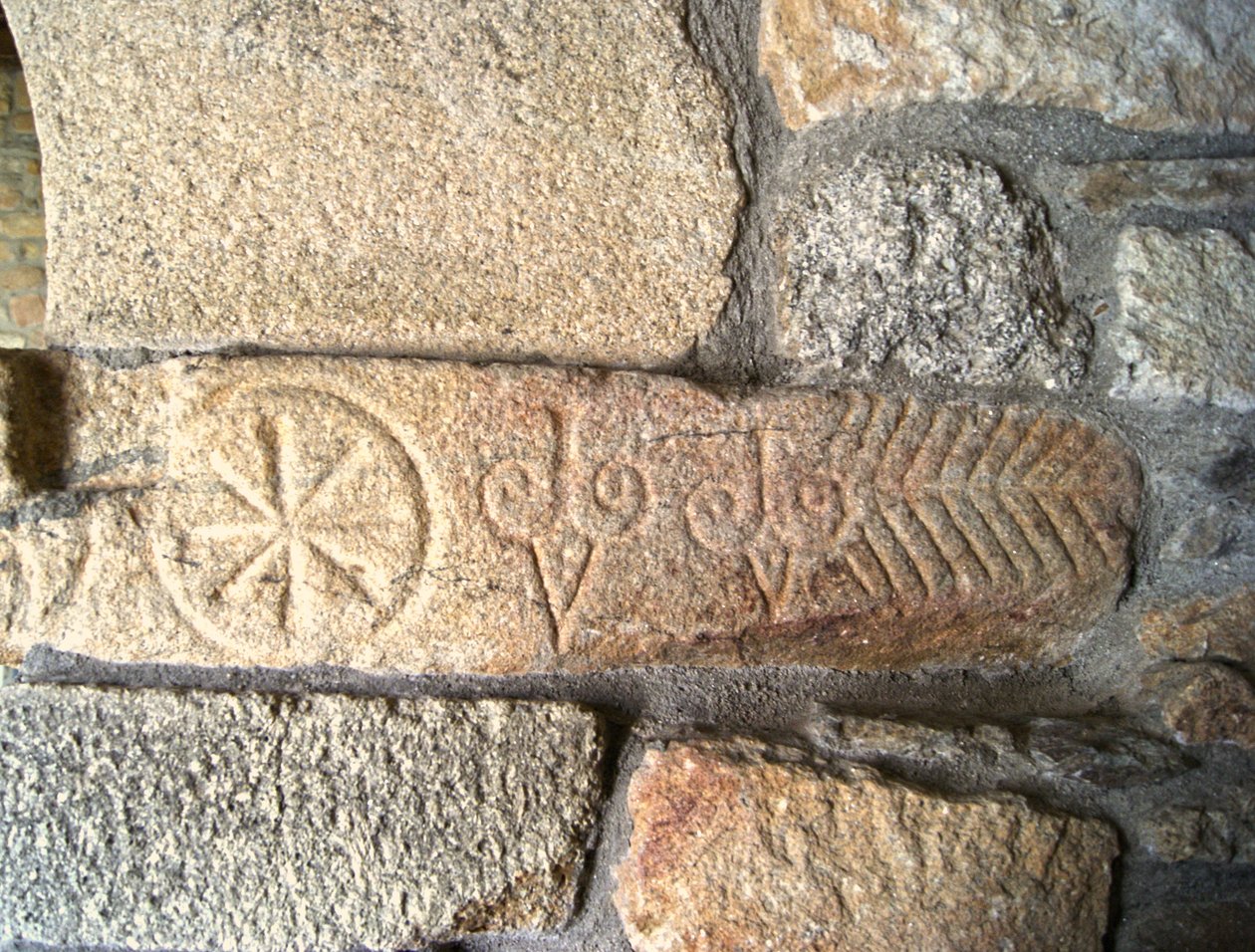 Wizygotyckie rzeźby w kaplicy São Pedro de Balsemão, Sé, Lamego, Portugalia ok. 599 (granit) autorstwa Visigothic