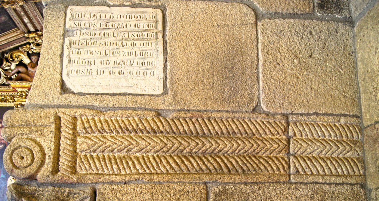 Wizygotyckie rzeźby w kaplicy São Pedro de Balsemão, Sé, Lamego, Portugalia ok. 599 (granit) autorstwa Visigothic