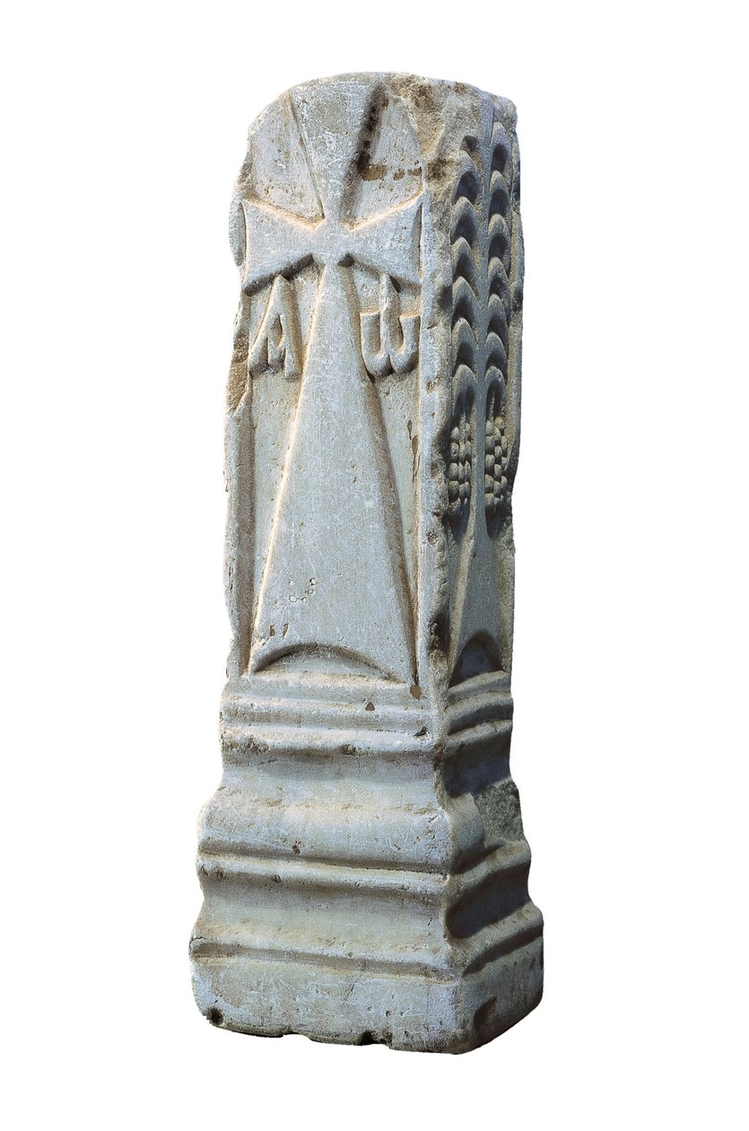 Kamień ołtarzowy przedstawiający chrześcijańskie symbole krzyżma, alfa i omegi, VII w. (kamień) autorstwa Visigothic
