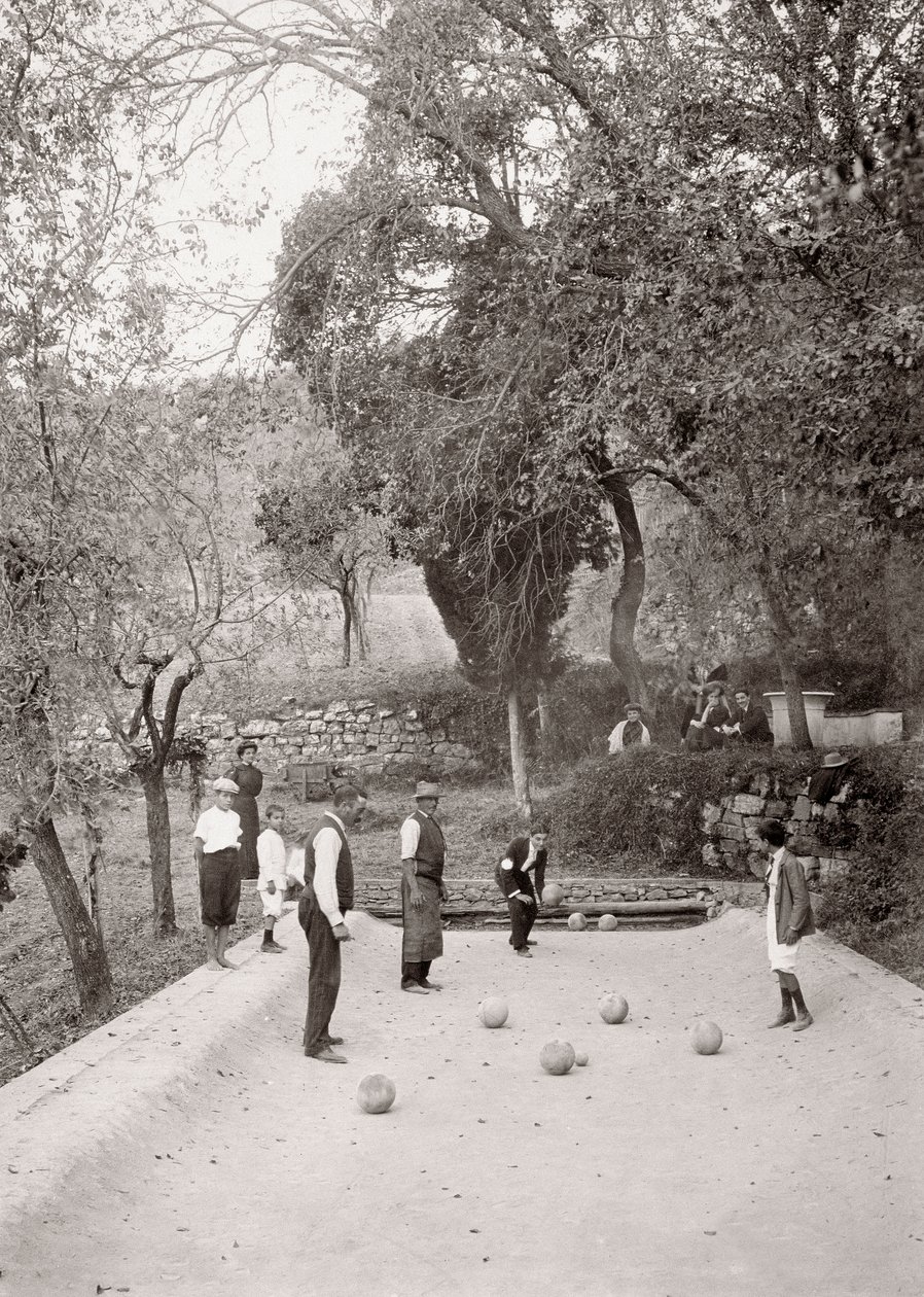 Gra w bocce (zdjęcie czarno-białe) autorstwa Vittorio Alinari