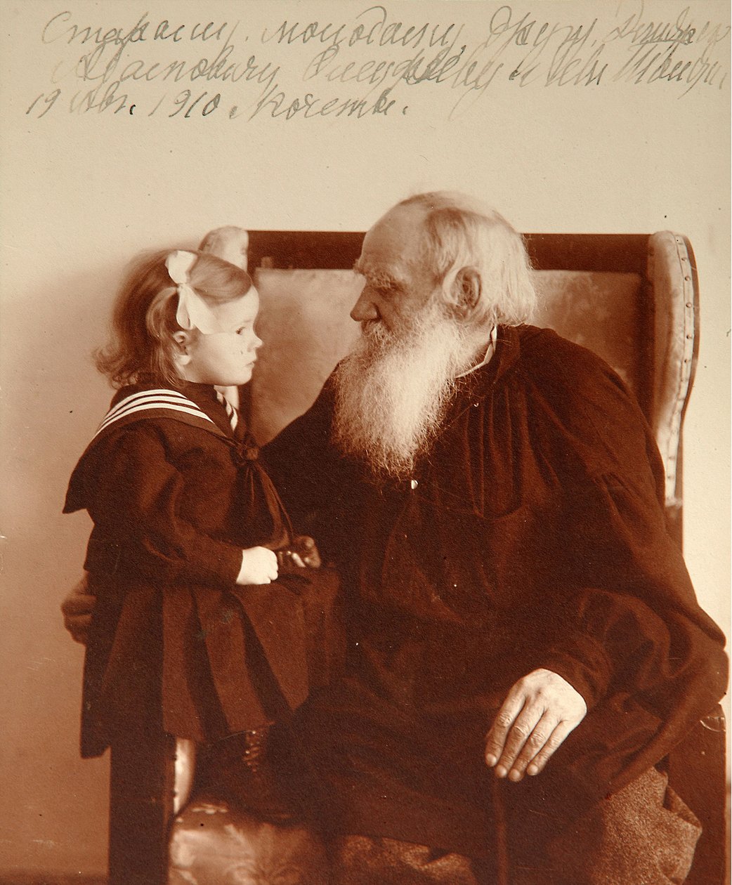 Autor Leon Tołstoj ze swoją wnuczką Tatianą w Jasnej Polanie, 1910 (fot. bw) autorstwa Vladimir Grigorievich Chertkov