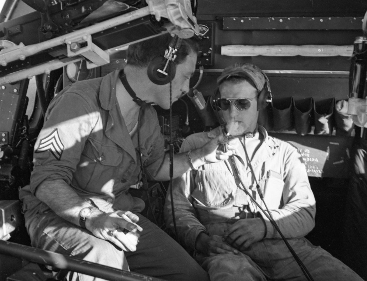 Załoga Korpusu Powietrznego Armii w samolocie B-17 dzieli się papierosami podczas treningu w MacDill Field w czasie II wojny światowej autorstwa Volkmar Wentzel