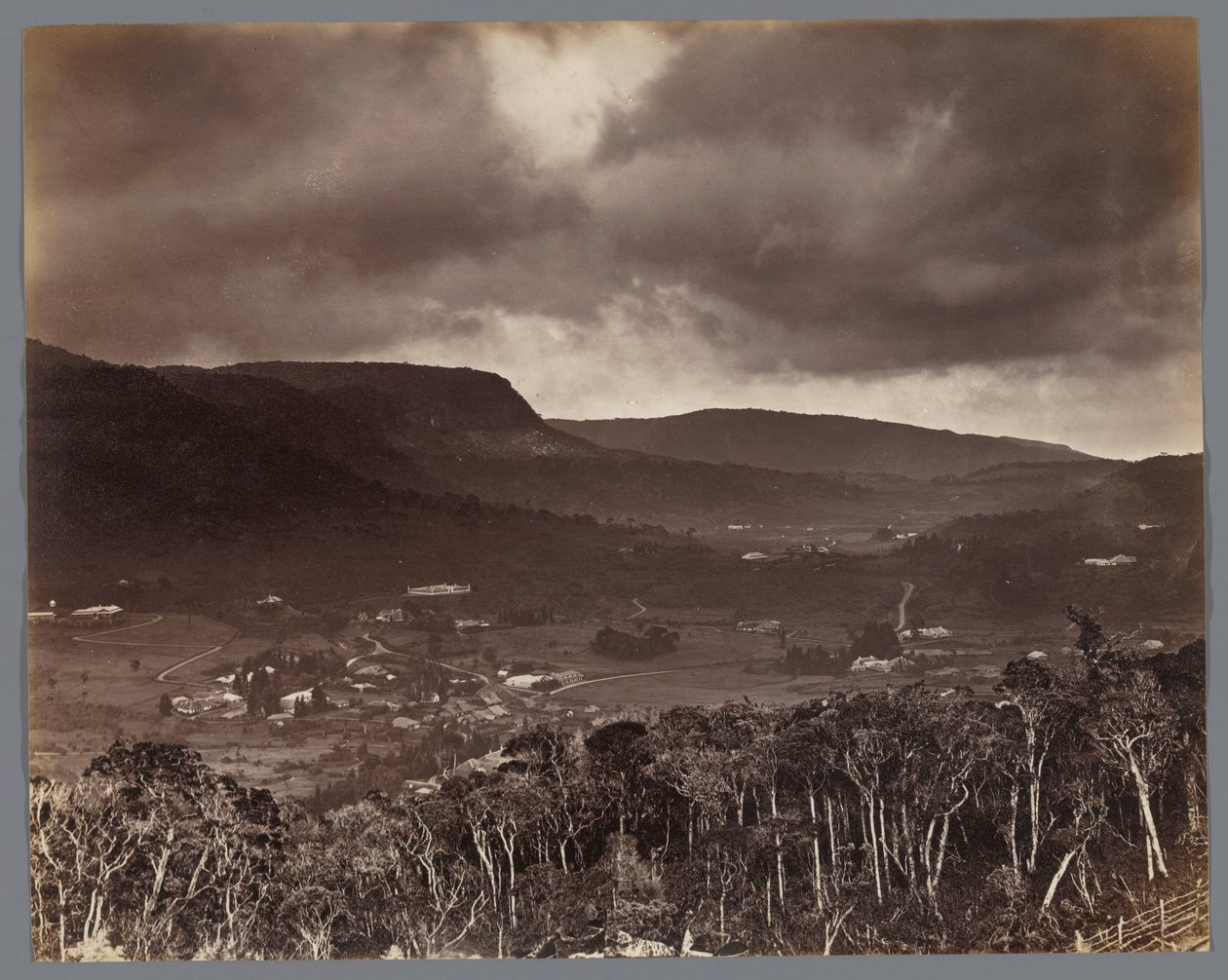 Widok Nuwara Eliya widziany z Oliphant Estate, Cejlon autorstwa W.L.H. Skeen and Co.