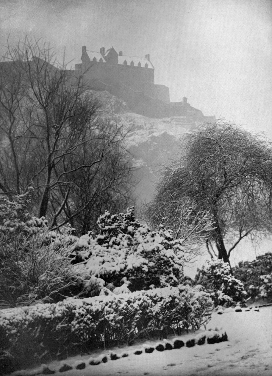 Zamek w Edynburgu w śniegu, z Princes Street Gardens, Szkocja, 1924-1926. autorstwa W. Reid