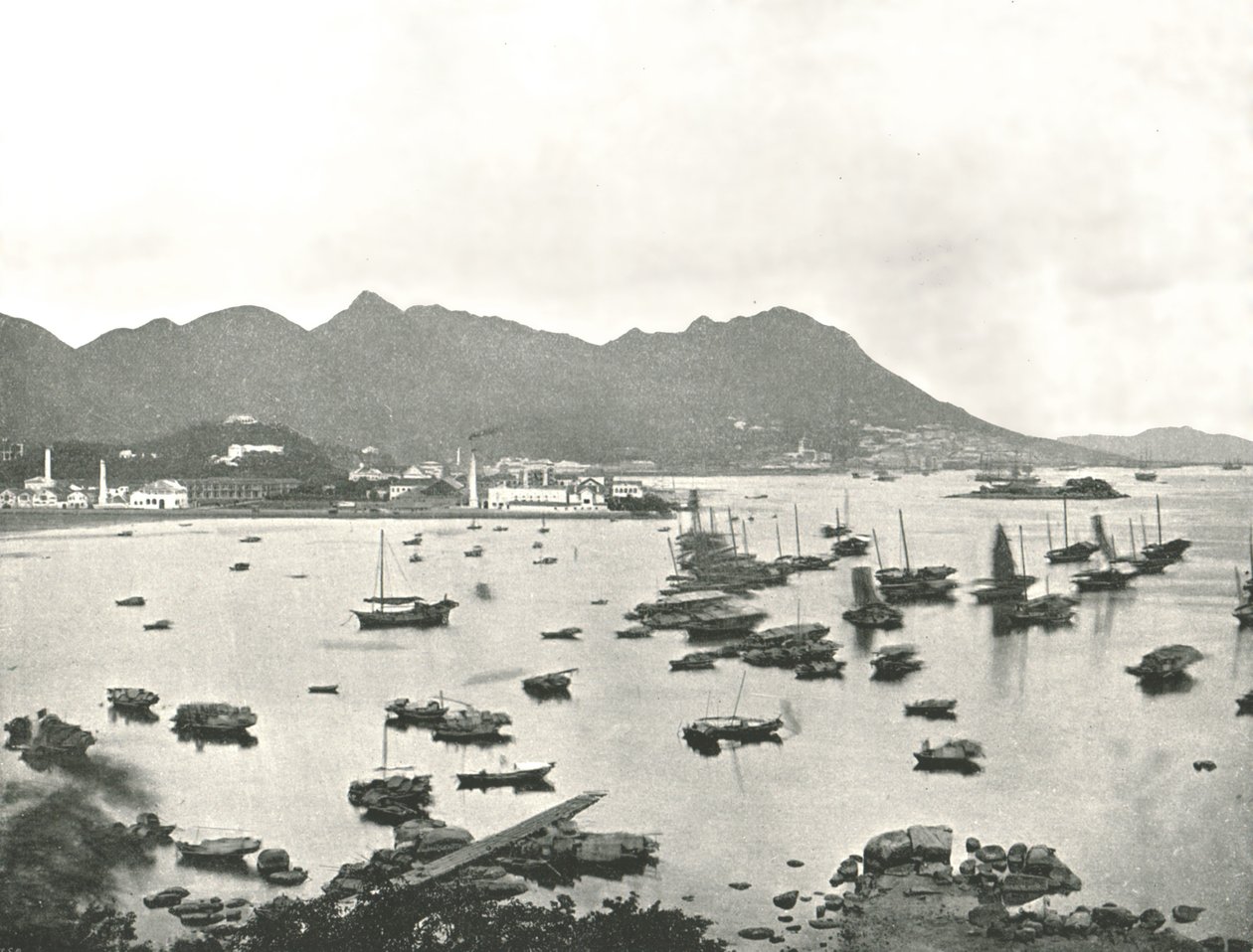 East Point ukazujący Victoria Hills, Hongkong, 1895. autorstwa W and S Ltd
