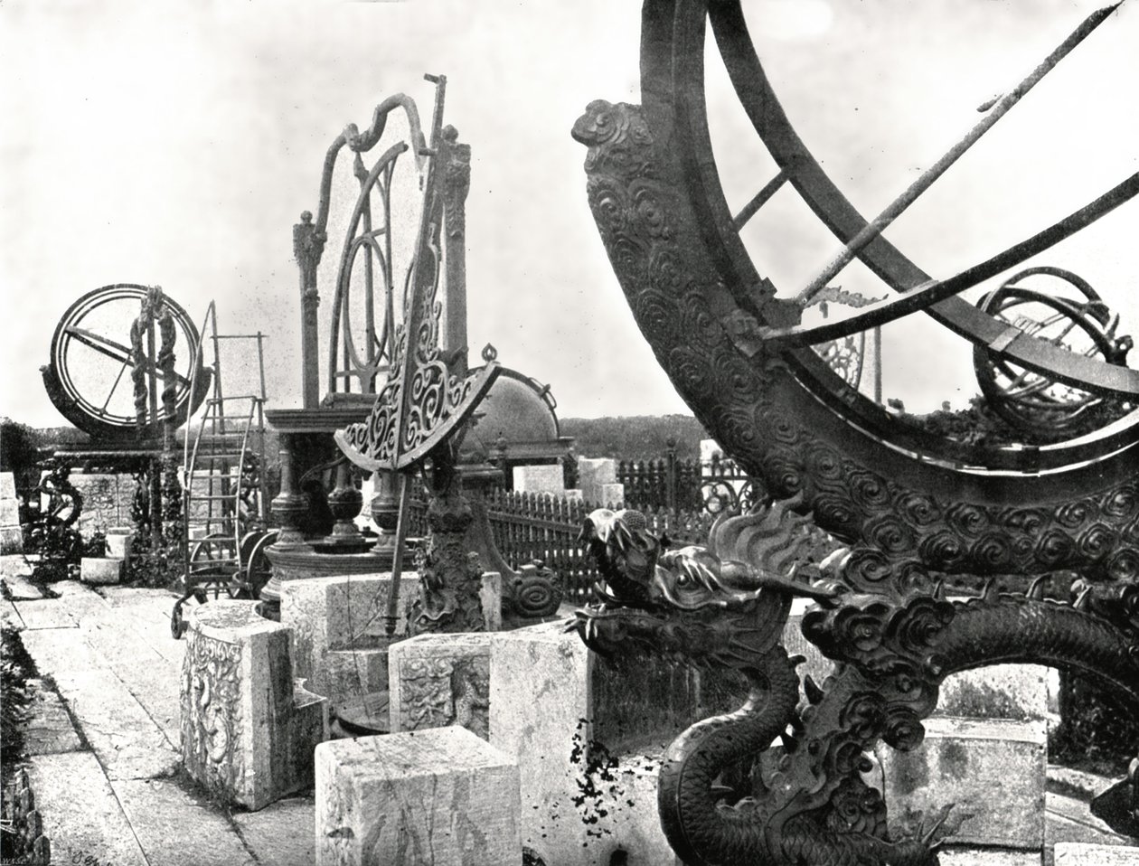 Niektóre instrumenty na szczycie Obserwatorium, Pekin, Chiny, 1895. autorstwa W and S Ltd