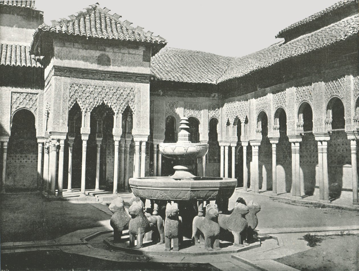 Court of the Lions, Alhambra, Granada, Hiszpania, 1895. autorstwa W and S Ltd
