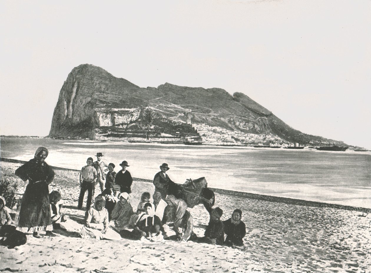 Widok na Skałę od strony morza, Gibraltar, 1895. autorstwa W and S Ltd
