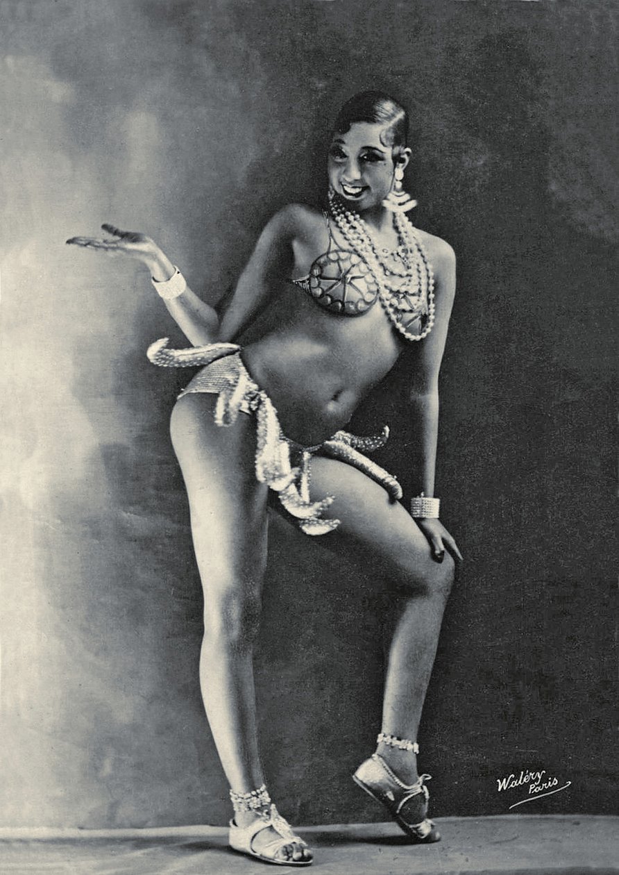 Josephine Baker w swoim słynnym kostiumie Banana ok. 1927 (zdjęcie czarno-białe) autorstwa Walery
