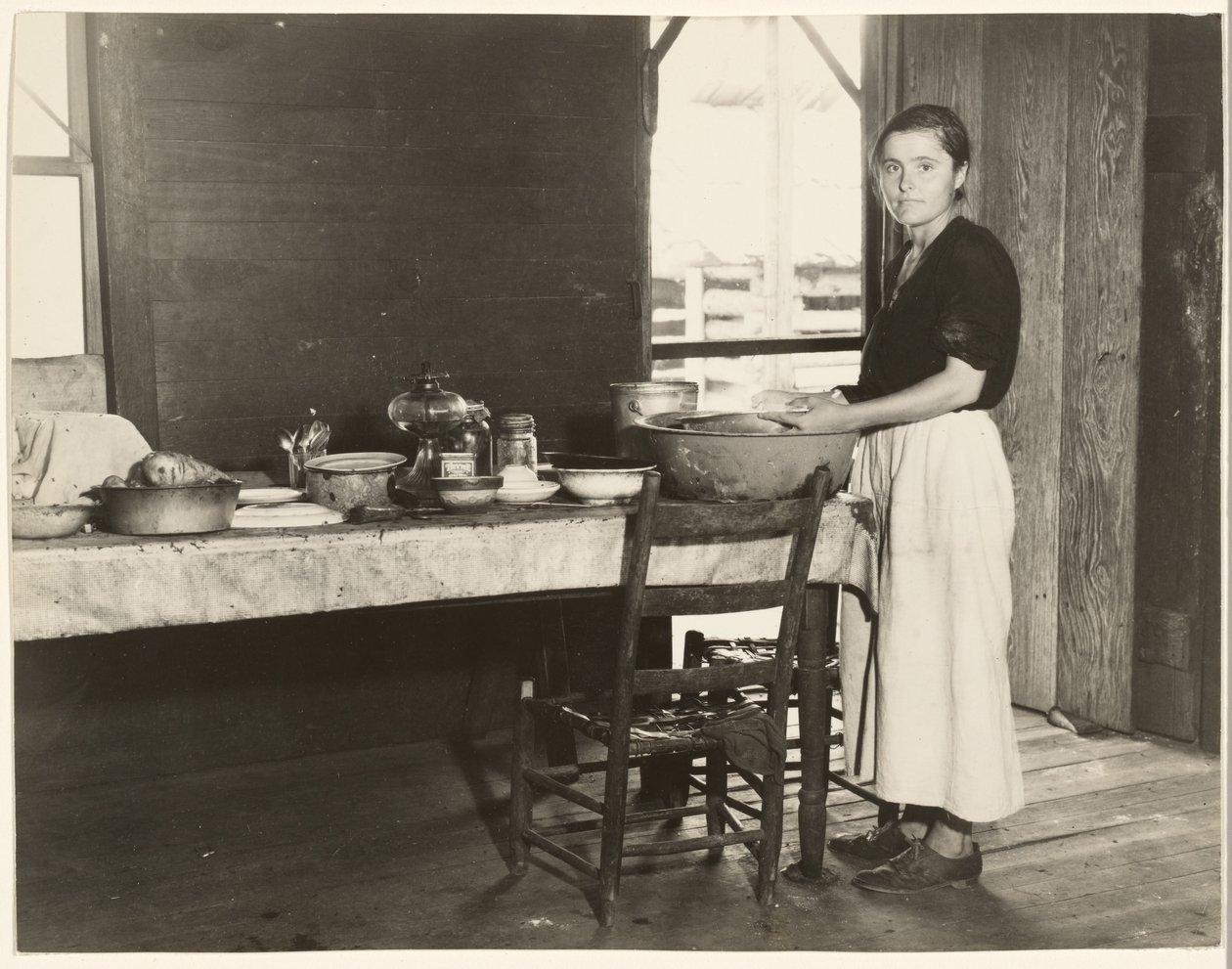 [Elizabeth Tengle przy kuchennym stole]/[Paralee Ricketts pracuje w kuchni]. autorstwa Walker Evans