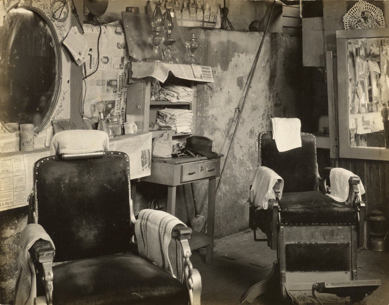 Negro Barbershop Interior, Atlanta autorstwa Walker Evans