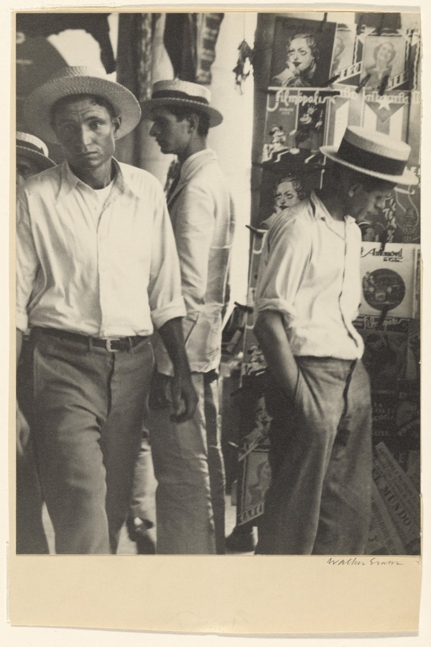 Ludzie w kiosku z butami w centrum Hawany autorstwa Walker Evans