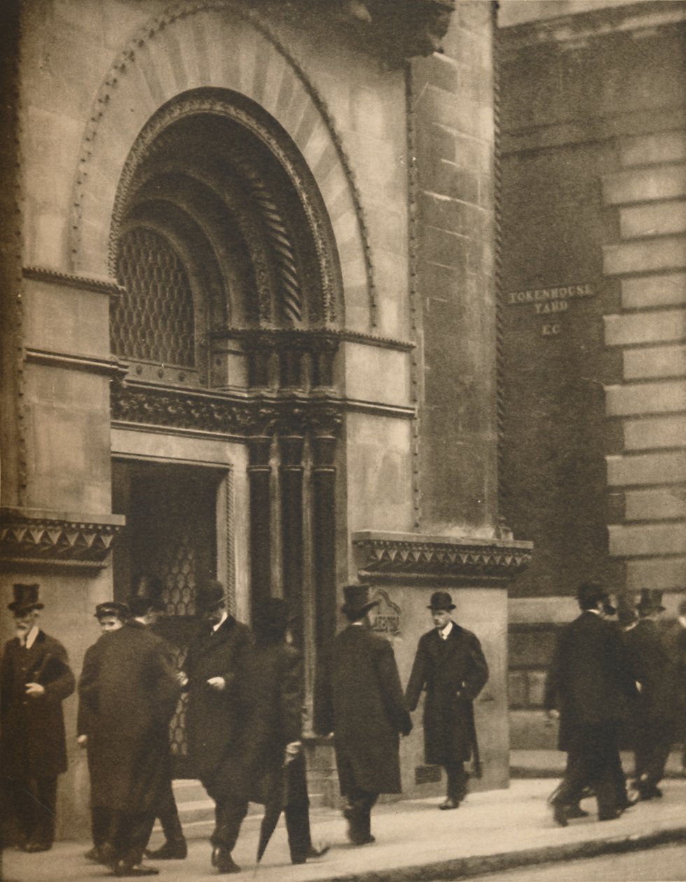 Spojrzenie na Lothbury w południe w dzień roboczy, c1935. autorstwa Walter Benington