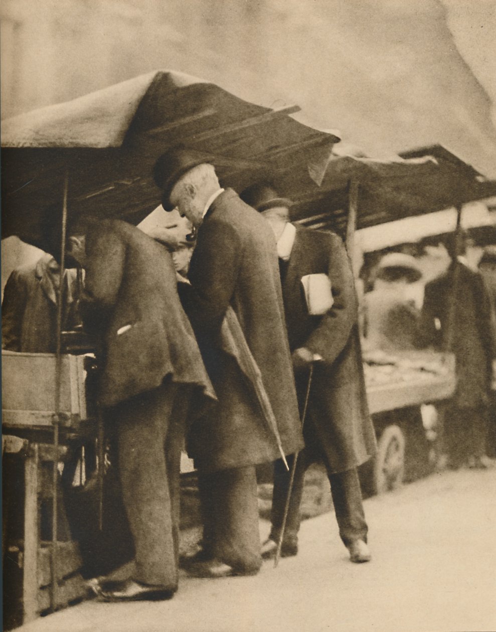 W jednym z księgarni na Farringdon Road Market, c1935. autorstwa Walter Benington