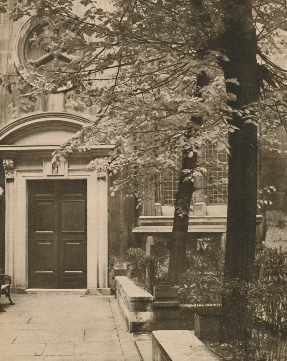 Drzwi południowe kościoła St. Mary Aldermanbury, c1935. autorstwa Walter Benington