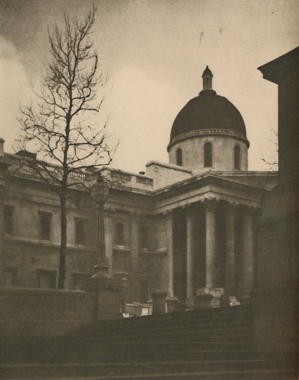 Galeria Narodowa z Tarasowych Schodów Trafalgar Square, ok. 1935. autorstwa Walter Benington
