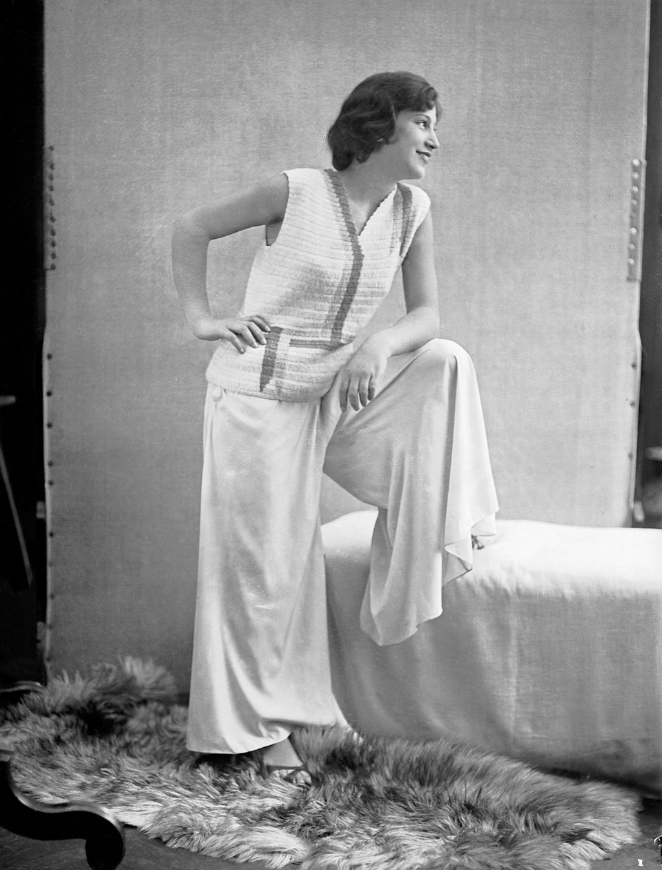 Modelka w sukience stworzonej przez Anitę Pittoni, ok. 1940 r. (zdjęcie czarno-białe) autorstwa Wanda Wulz