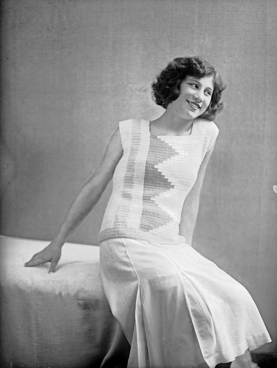 Modelka w sukience stworzonej przez Anitę Pittoni, ok. 1940 r. (zdjęcie czarno-białe) autorstwa Wanda Wulz
