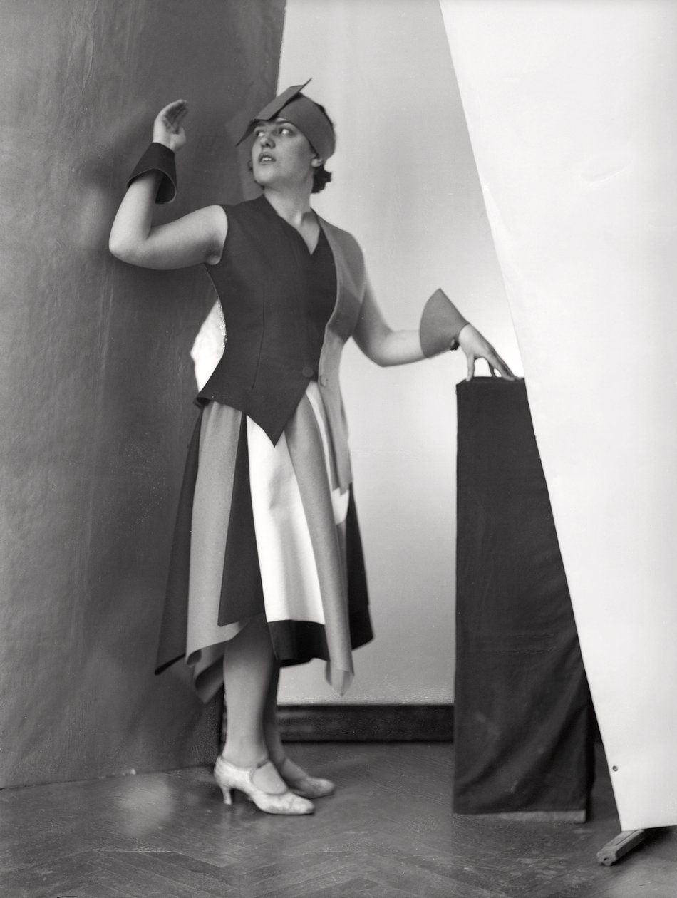 Portret Anity Pittoni w sukni zaprojektowanej przez malarza Marcello Clariona, ok. 1930 r. (zdjęcie czarno-białe) autorstwa Wanda Wulz
