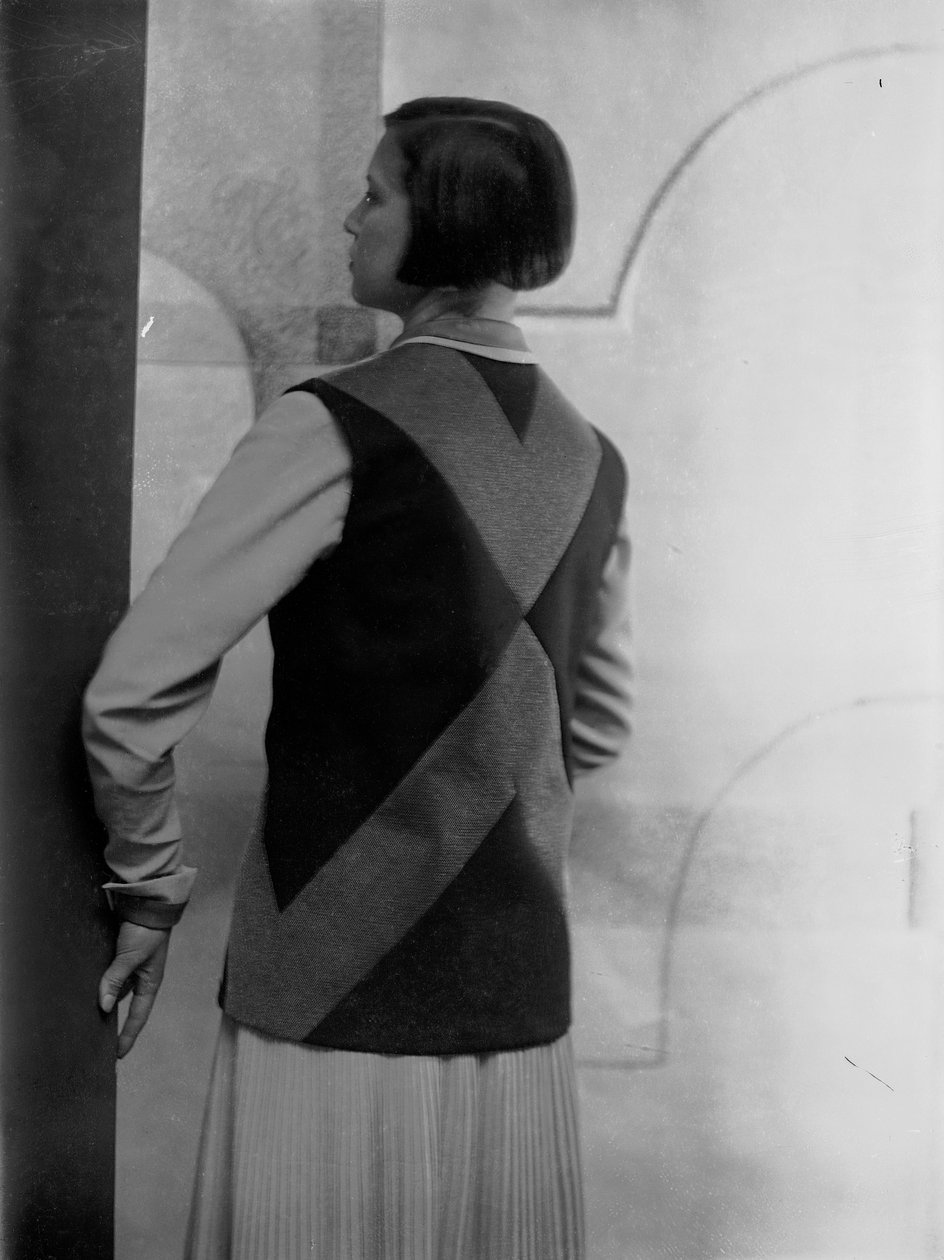 Portret Marion Wulz w sukience zaprojektowanej przez Anitę Pittoni, ok. 1940 r. (zdjęcie czarno-białe) autorstwa Wanda Wulz