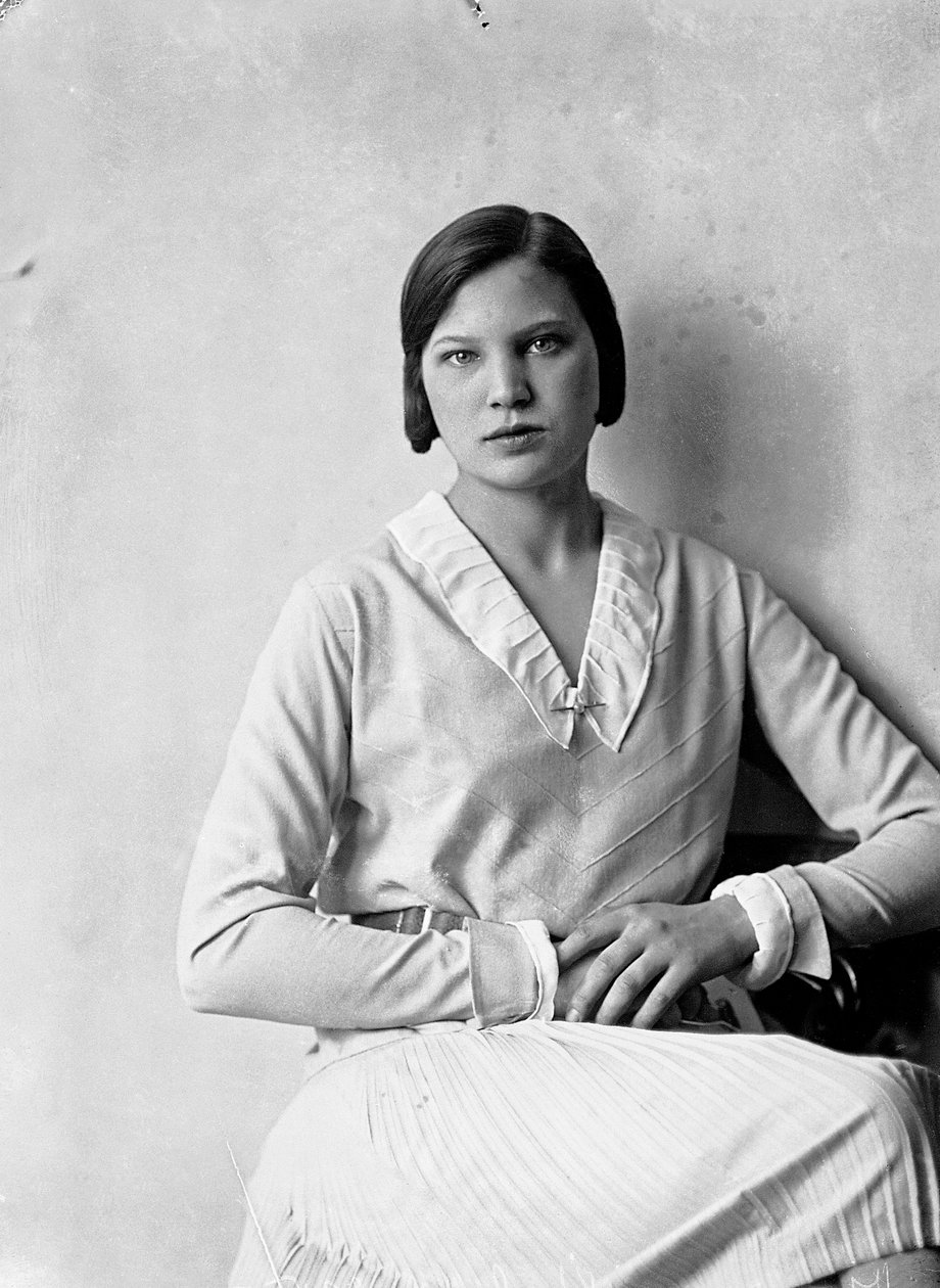 Portret Marion Wulz w sukience zaprojektowanej przez Anitę Pittoni, ok. 1940 r. (zdjęcie czarno-białe) autorstwa Wanda Wulz
