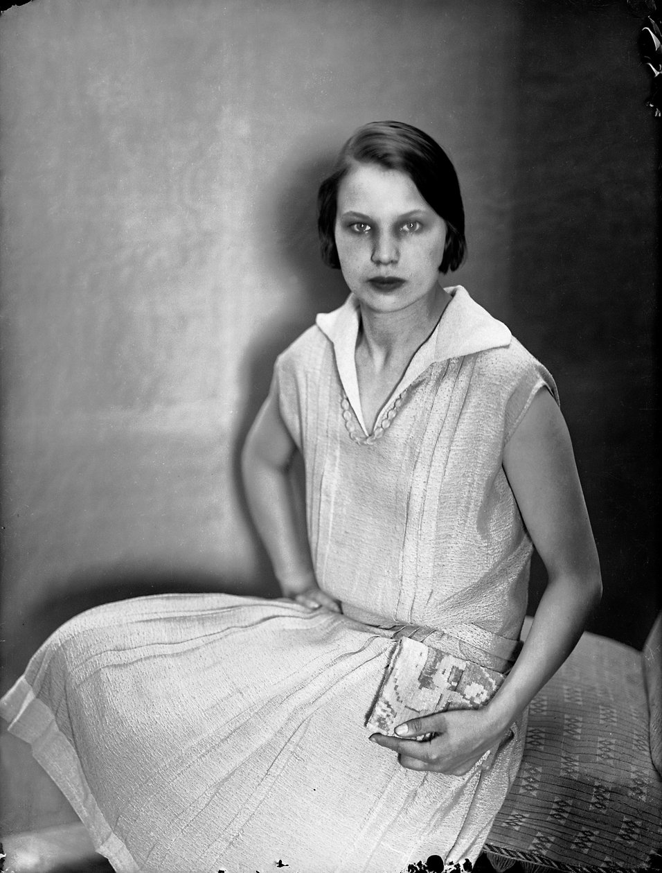 Portret Marion Wulz w sukience autorstwa Anity Pittoni, ok. 1930 r. (zdjęcie czarno-białe) autorstwa Wanda Wulz