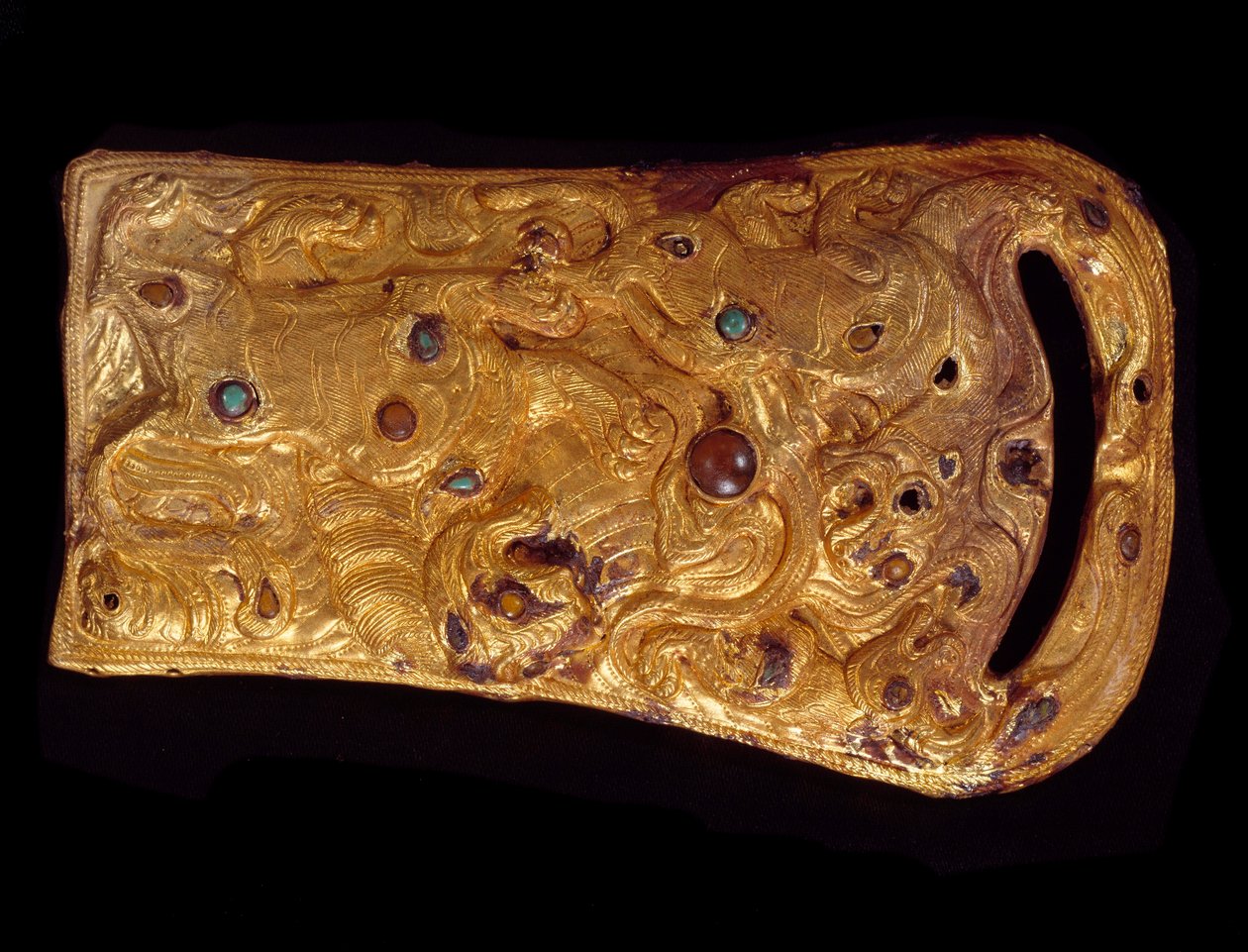 Sztuka chińska: złota klamra do paska inkrustowana drogocennymi kamieniami. Zachodnia Dynastia Han (206 pne-25 ne). Paryż, Muzeum Cernuschi autorstwa Western Han Dynasty Chinese School