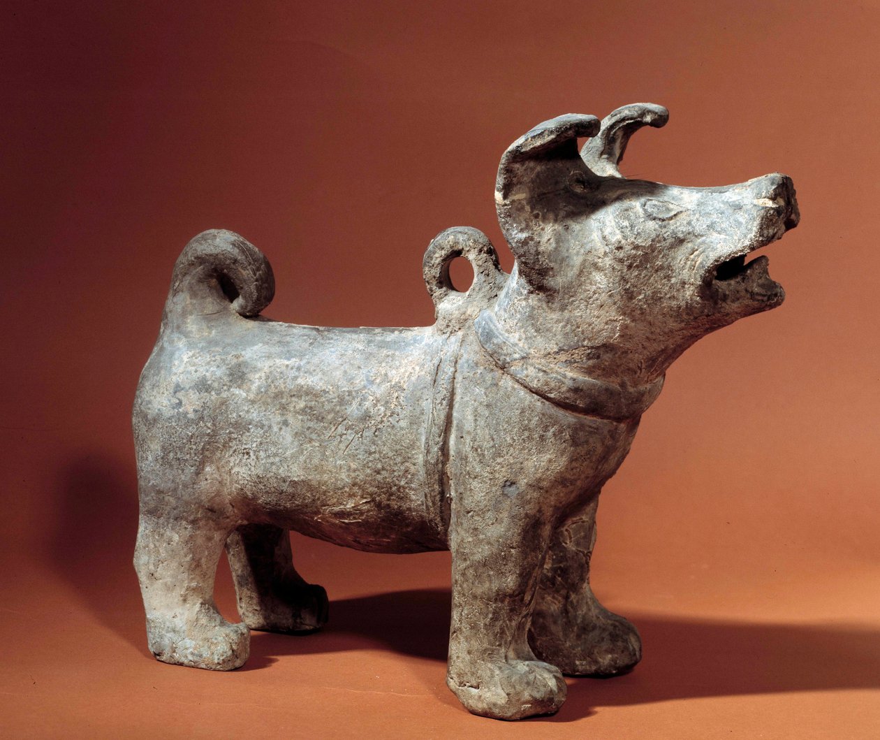 Sztuka chińska: molos z uprzężą. Terakotowa statuetka pogrzebowa z okresu Han (206 p.n.e.-220 n.e.). Muzeum Cernuschi, Paryż autorstwa Western Han Dynasty Chinese School