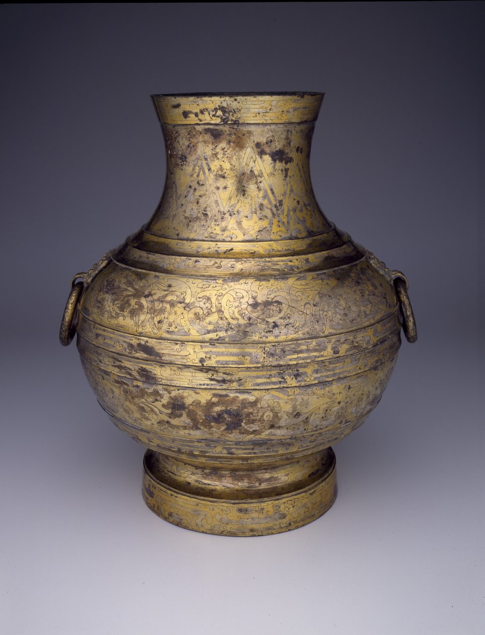 Statek magazynowy (Hu lub Zhong) ze splecionymi smokami i stylizowanymi chmurami (brąz z naciętą dekoracją i amalgamaty złota i srebra) autorstwa Western Han Dynasty Chinese School