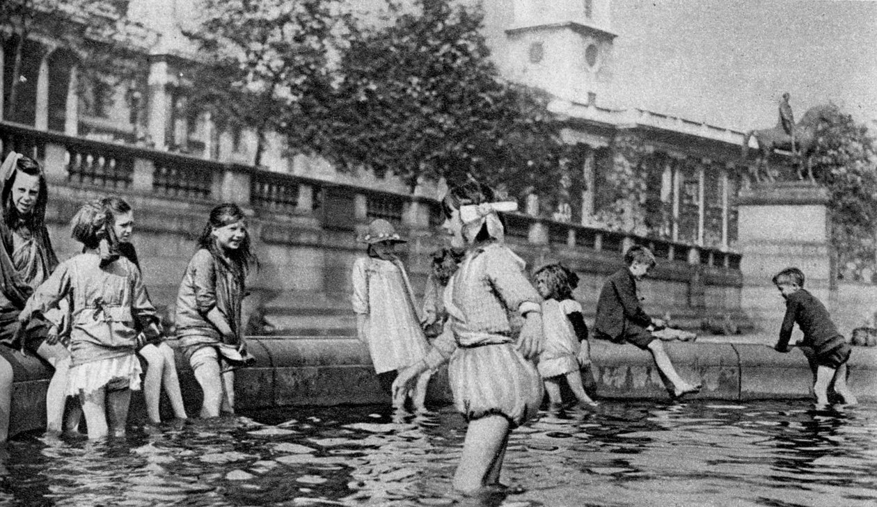 Dzieci wiosłujące w fontannach na Trafalgar Square, Londyn, 1926-1927 autorstwa Whiffin