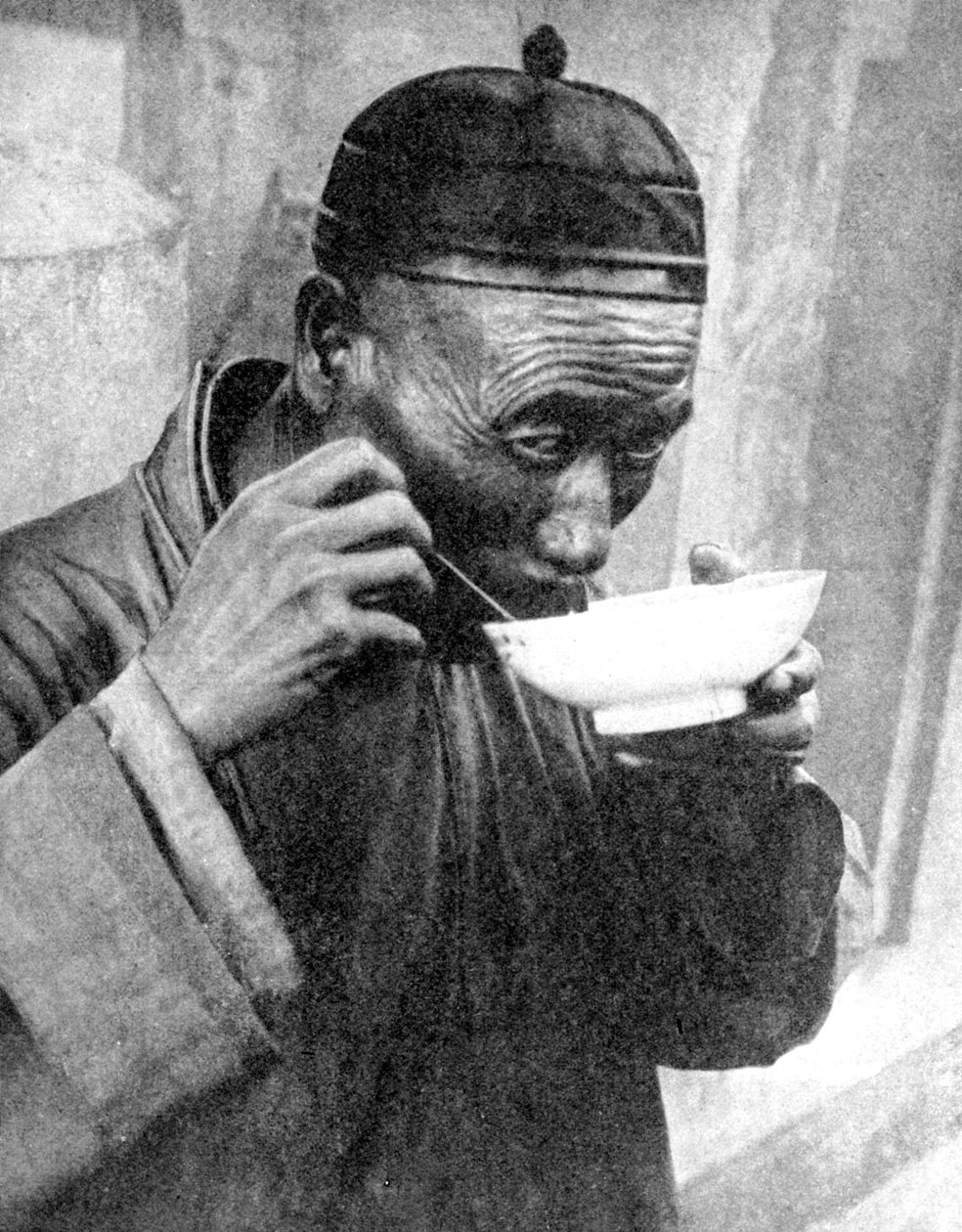 Mężczyzna jedzący, Mukden Shenyang, Chiny, 1936. autorstwa Wide World Photos