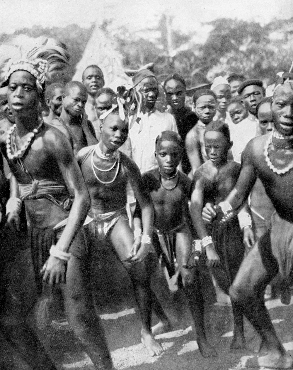 Tancerze chłopięcy przebrani za dziewczęta, plemię Yafouba, Afryka Zachodnia, 1936. autorstwa Wide World Photos