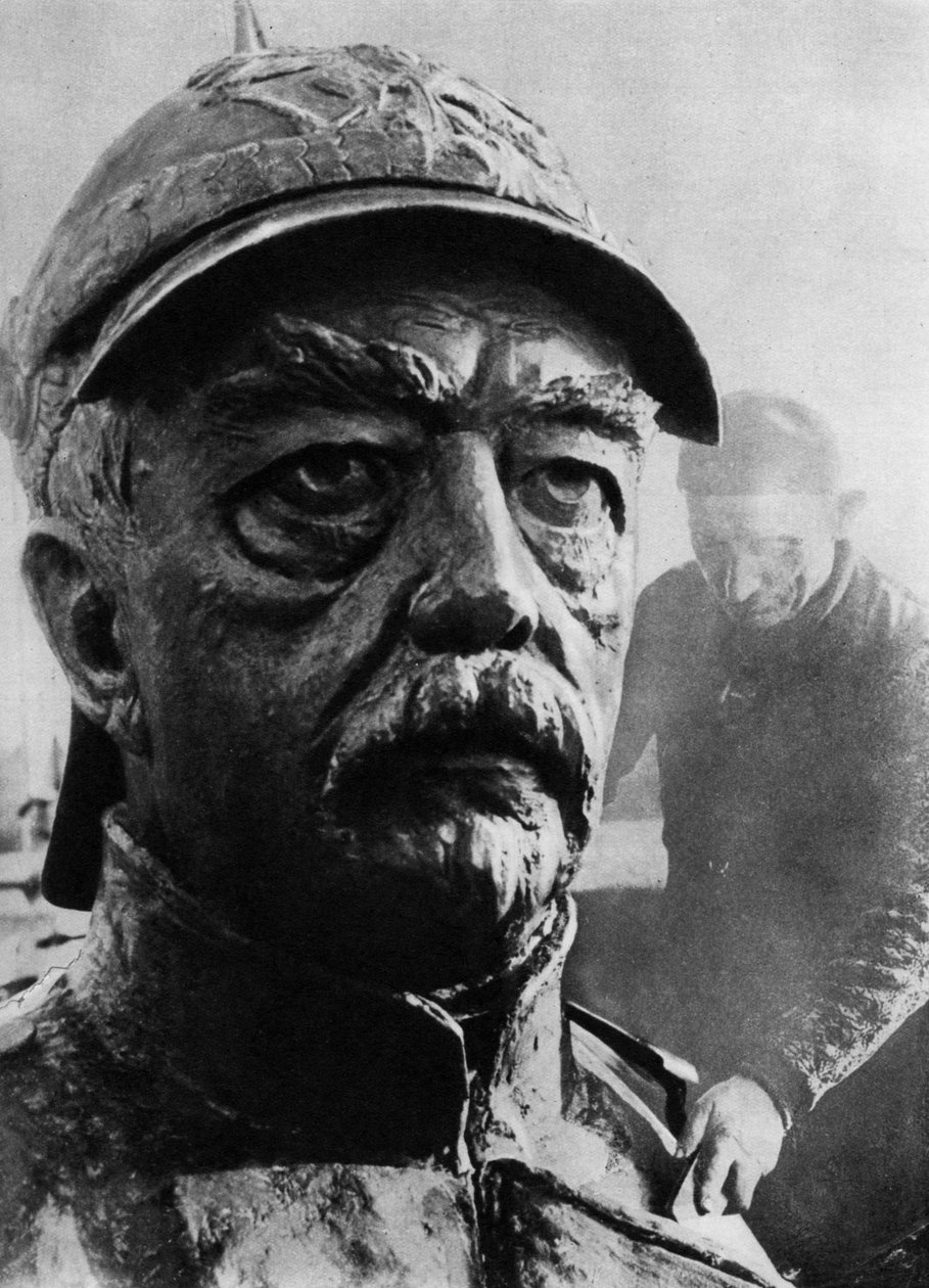 Rzeźba Otto von Bismarcka, XIX-wiecznego pruskiego męża stanu, 1937. autorstwa Wide World Photos