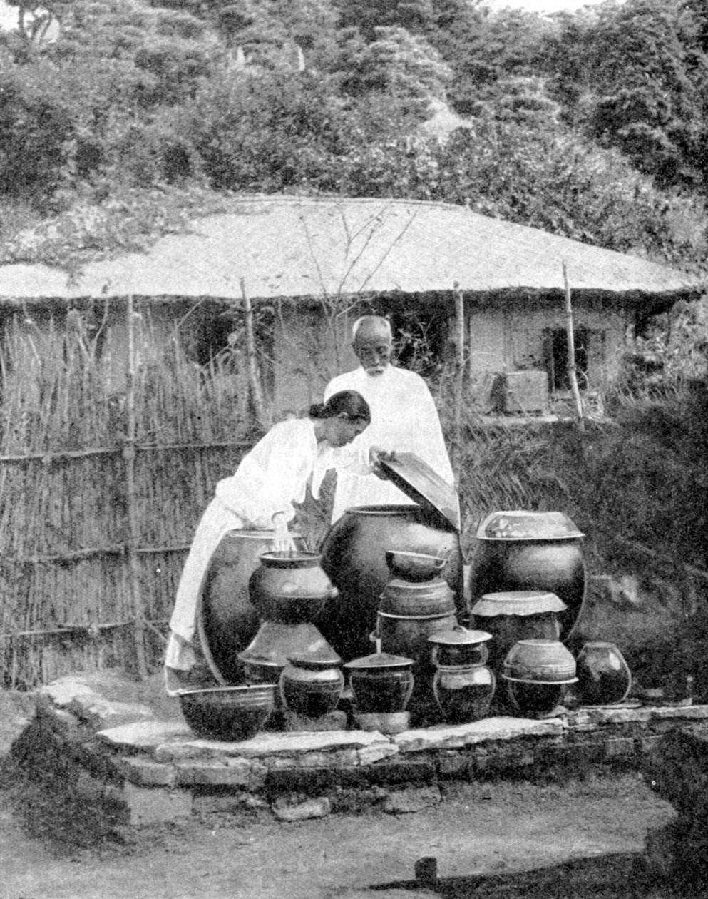 Mieszkańcy Korei w białych szatach, 1936. autorstwa Wide World Photos