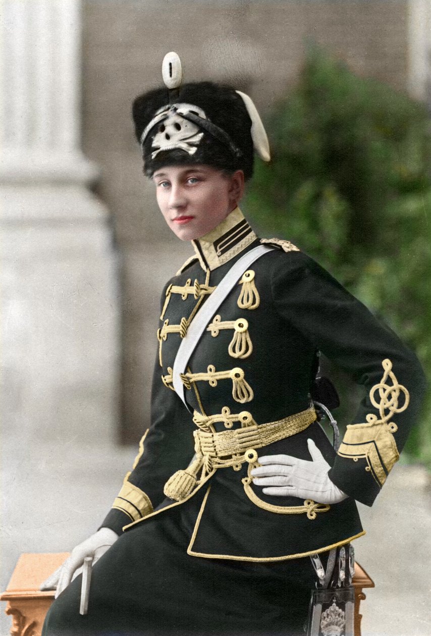 Wiktoria Luiza Pruska w husarskim mundurze z czaszką i szyją autorstwa Wilhelm Niederastroth