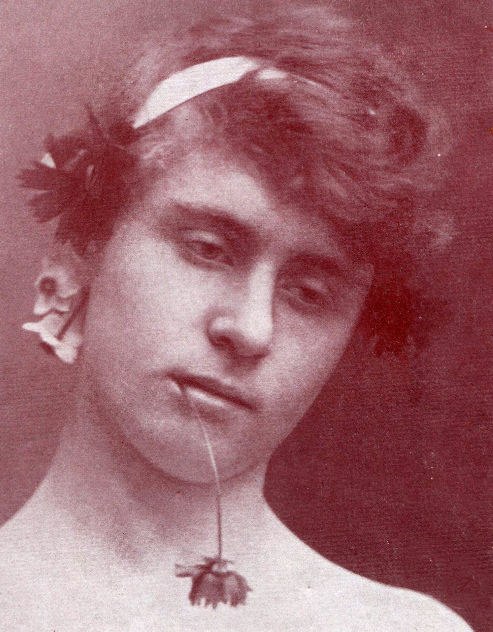 Studium sycylijskiego chłopca z kwiatem w ustach, Sycylia, ok. 1899 r. autorstwa Baron Wilhelm von Gloeden