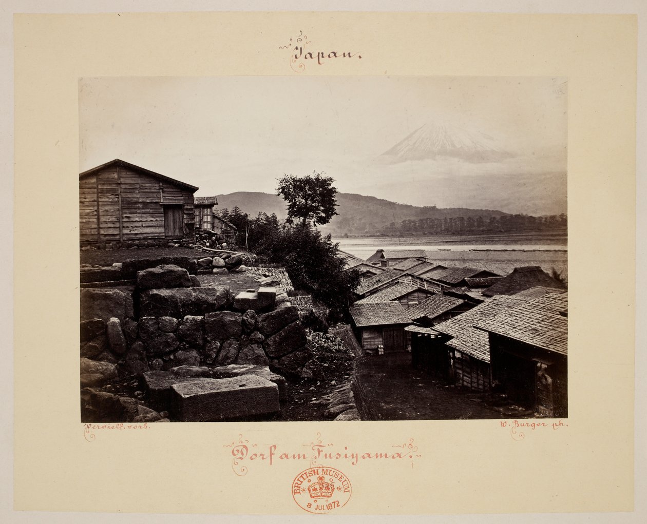 Fusiyama. Dom i góra Fuji w tle. autorstwa Wilhelm J. Burger