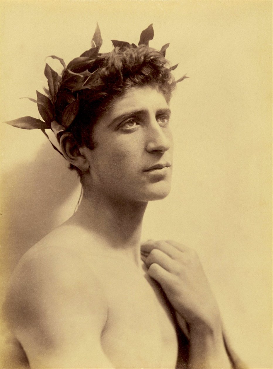 Studium chłopca w wieńcu, Sycylia, C.1898 (zdjęcie w sepii) autorstwa Baron Wilhelm von Gloeden