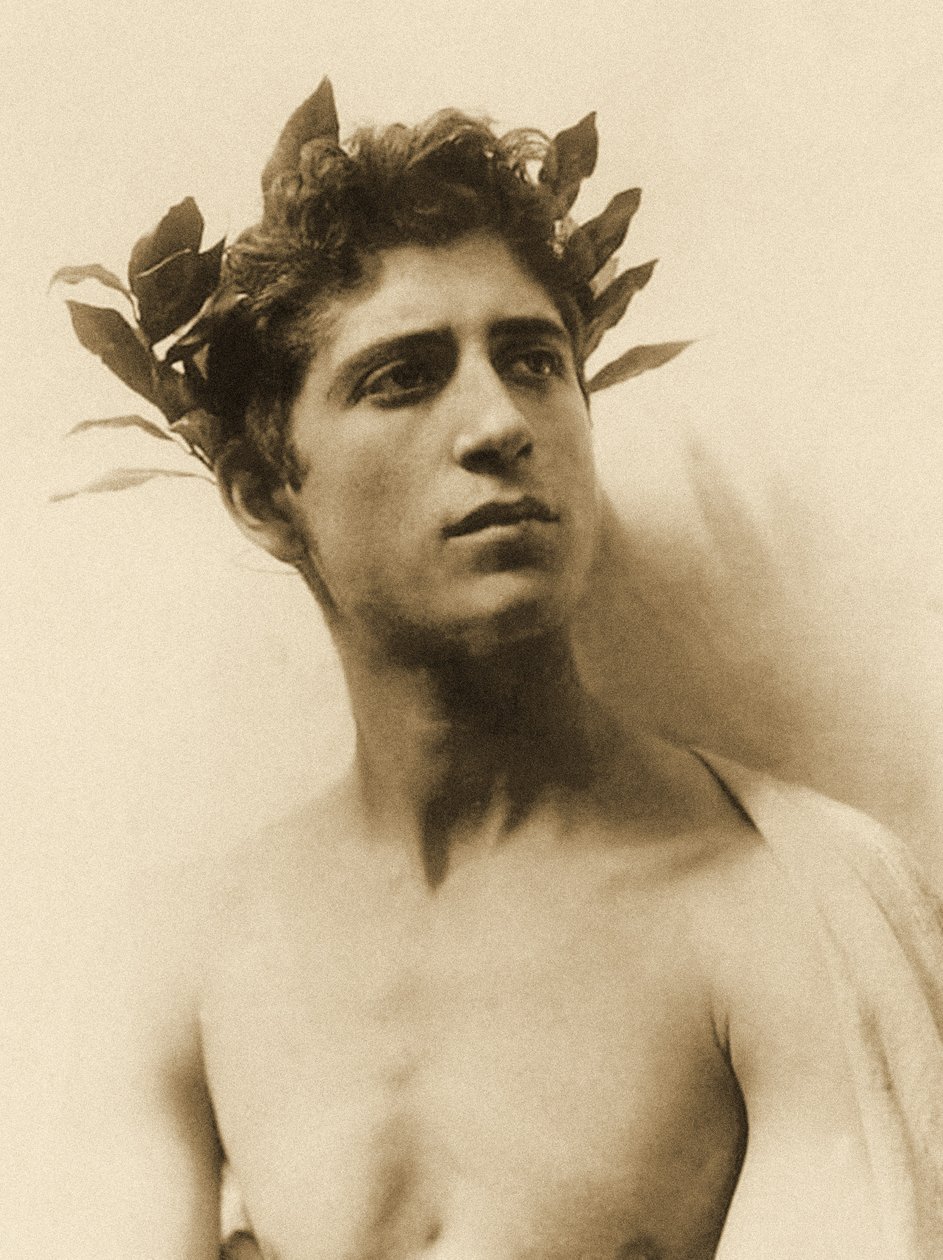 Studium chłopca w wieńcu, Sycylia, C.1898 (zdjęcie w sepii) autorstwa Baron Wilhelm von Gloeden